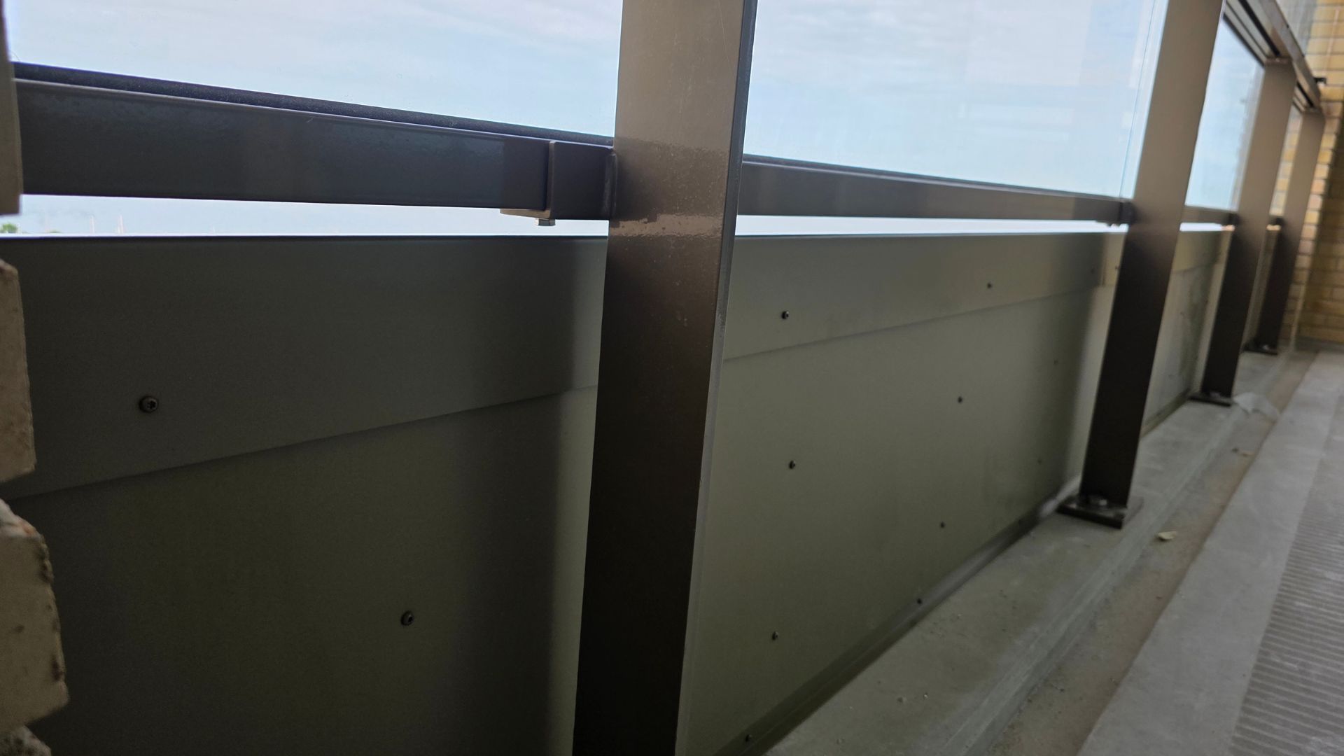 Aluminium plaatwerk en nette aansluiting
