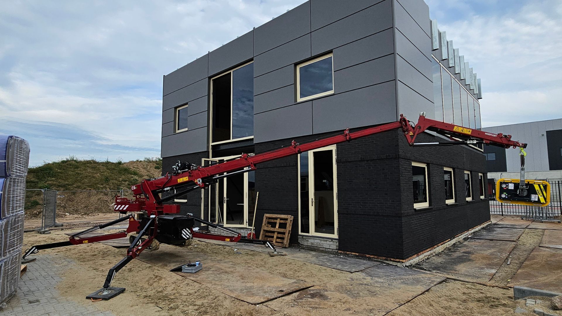 Aluminium gevelbekleding van een bedrijfspand