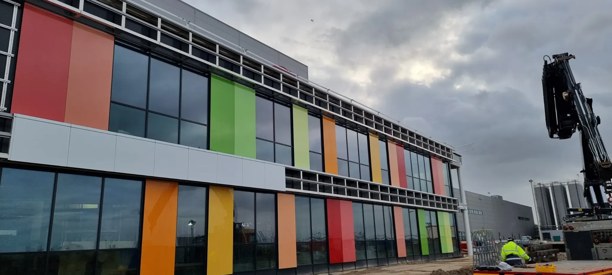 Gevelbekleding met aluminium kozijnen