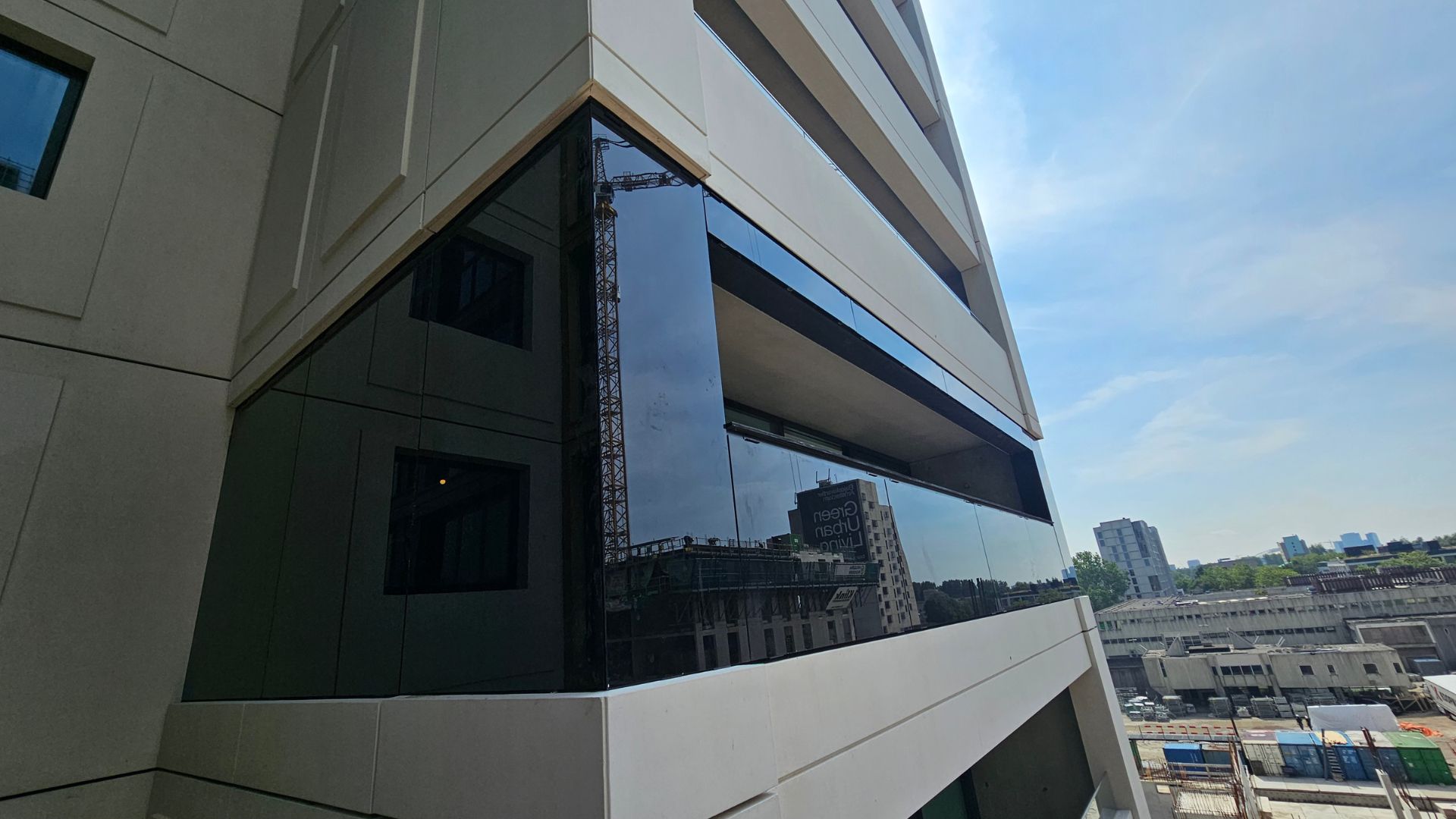 Glazen gevel met aluminium profielen