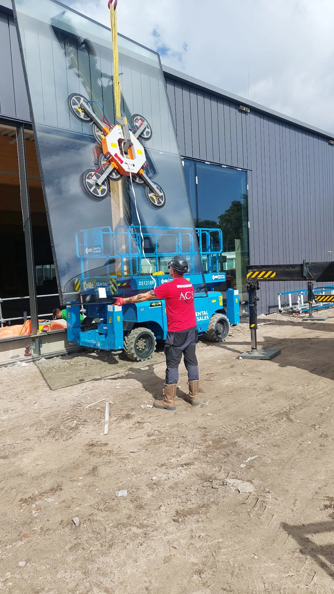 Montage van een grote glasplaat