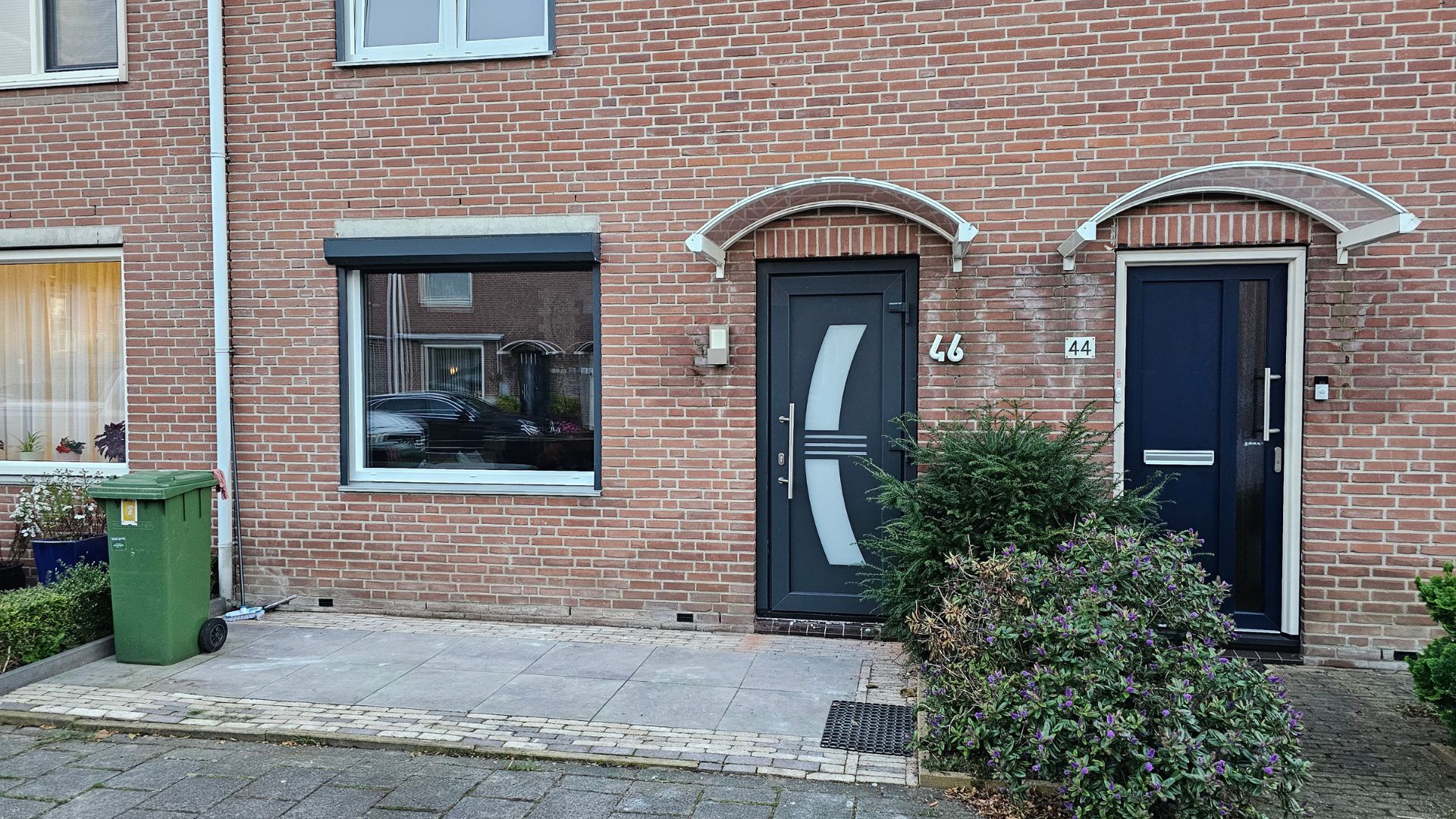 Montage van aluminium raam en buitendeur